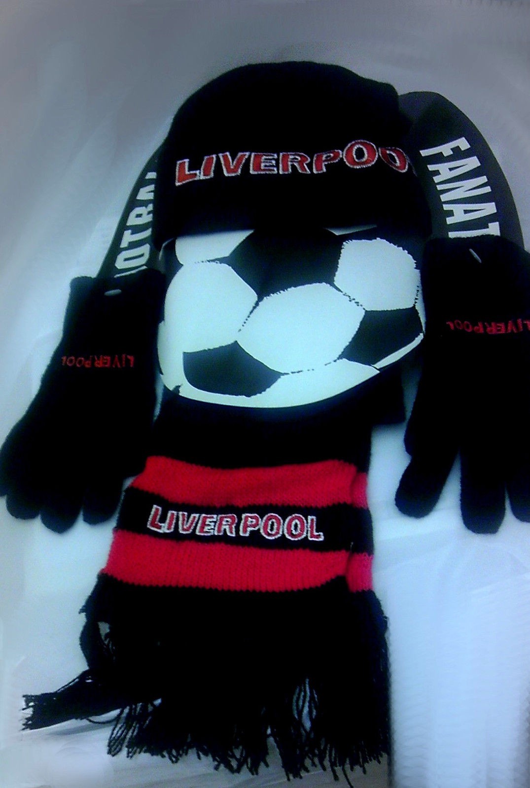 liverpool hat and gloves