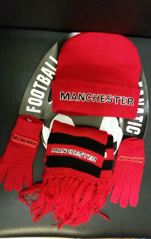 liverpool hat and gloves