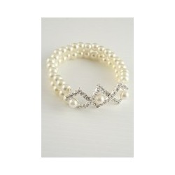 Pearl bead stretch bracelet with Crystal centre detail
